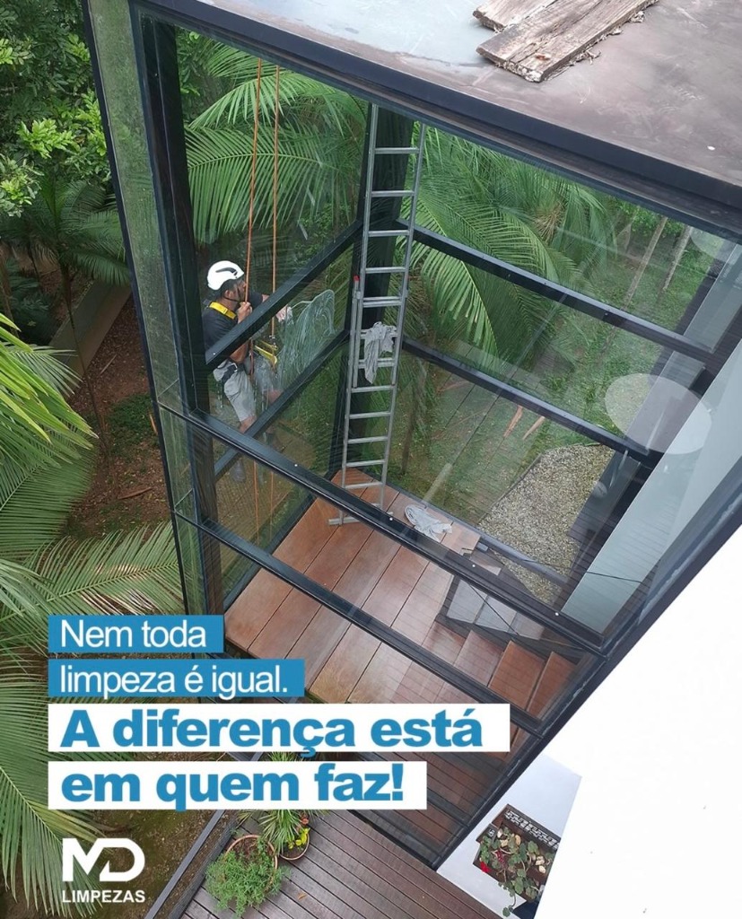 Profissional limpando vidro alto